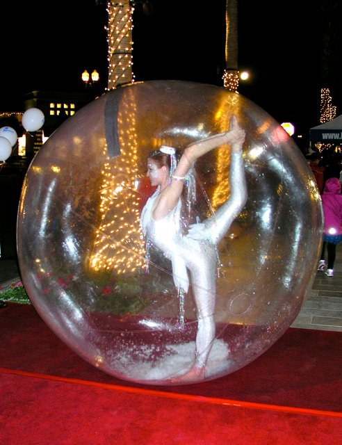 Акробатика Каучук-Конторшн, шоу гигантских мыльных пузырей