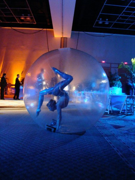 Акробатика Каучук-Конторшн, шоу гигантских мыльных пузырей