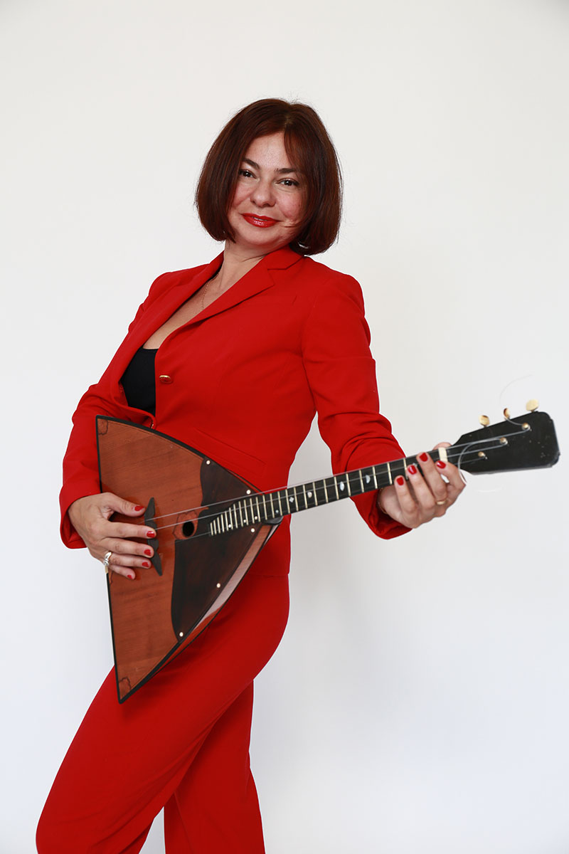 Barynya Russian Music Duo, Balalaika virtuoso Elina Karokhina