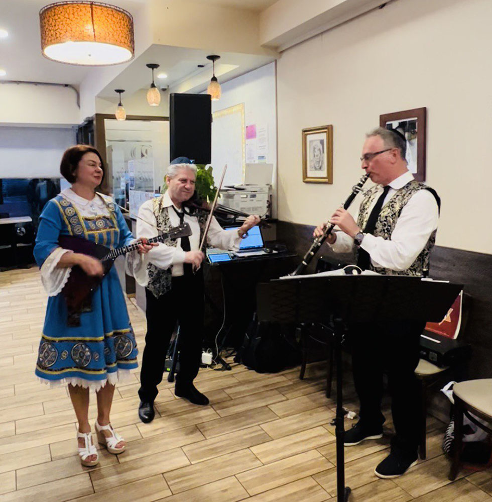 Klezmer Band NYC, New York City, Manhattan, Monday June 13th 2022, PJ Bernstein 1215 3rd Ave New York NY 10021, Elina Karokhina (balalaika), Yaroslav Bell (violin) Igal Balaban (clarinet), 06-13-2022