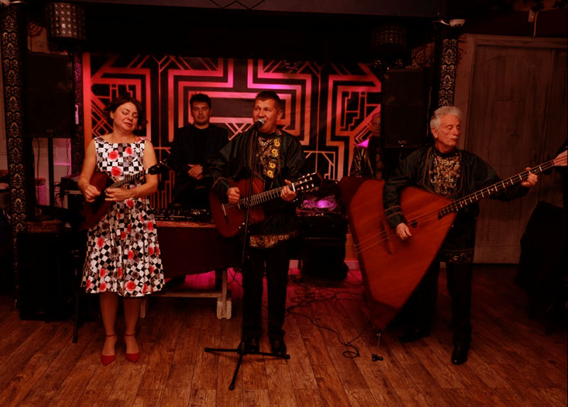 Gambrinus & Co 3100 Ocean Pkwy Brooklyn NY 11235, Barynya Balalaika Trio, Mikhail Smirnov, Elina Karokhina, Leonid Bruk, photo credit Ilya Solis