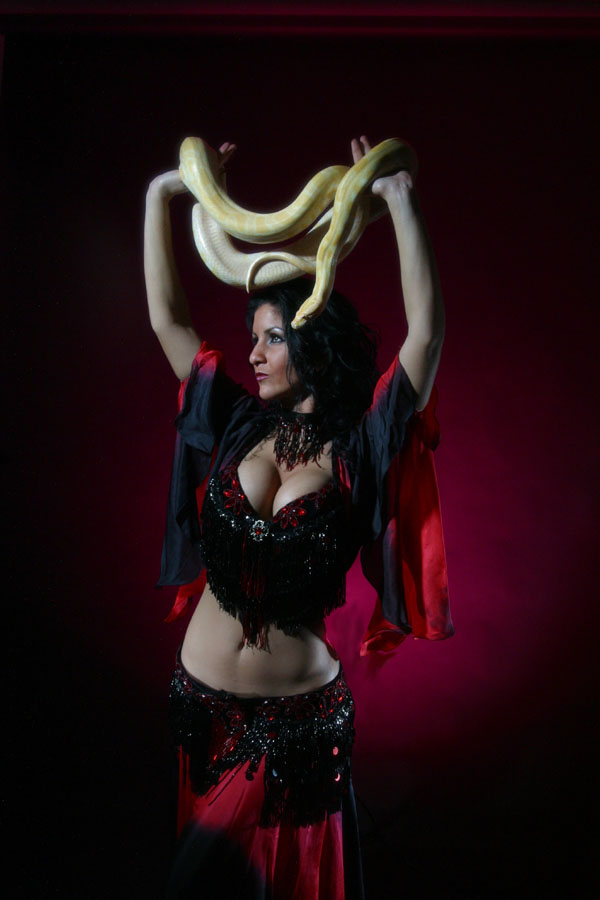 maiiah01.jpg Serpent dancer Maiiah from Connecticut, Photographer Steward Noack, House of Indulgence, www.thehouseofindulgence.com