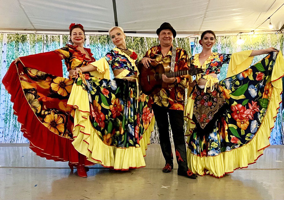 Ensemble Barynya in Ohio, Russian dancers Cincinnati, dancer Tara Kuhl, dancer/singer Valentina Kvasova, balalaika virtuoso Elina Karokhina, artistic director, garmoshka virtuoso guitar player singer Mikhail Smirnov, St. George Festival in Loveland Ohio, St. George Russian Orthodox Church 118 N Lebanon Rd Loveland, OH 45140