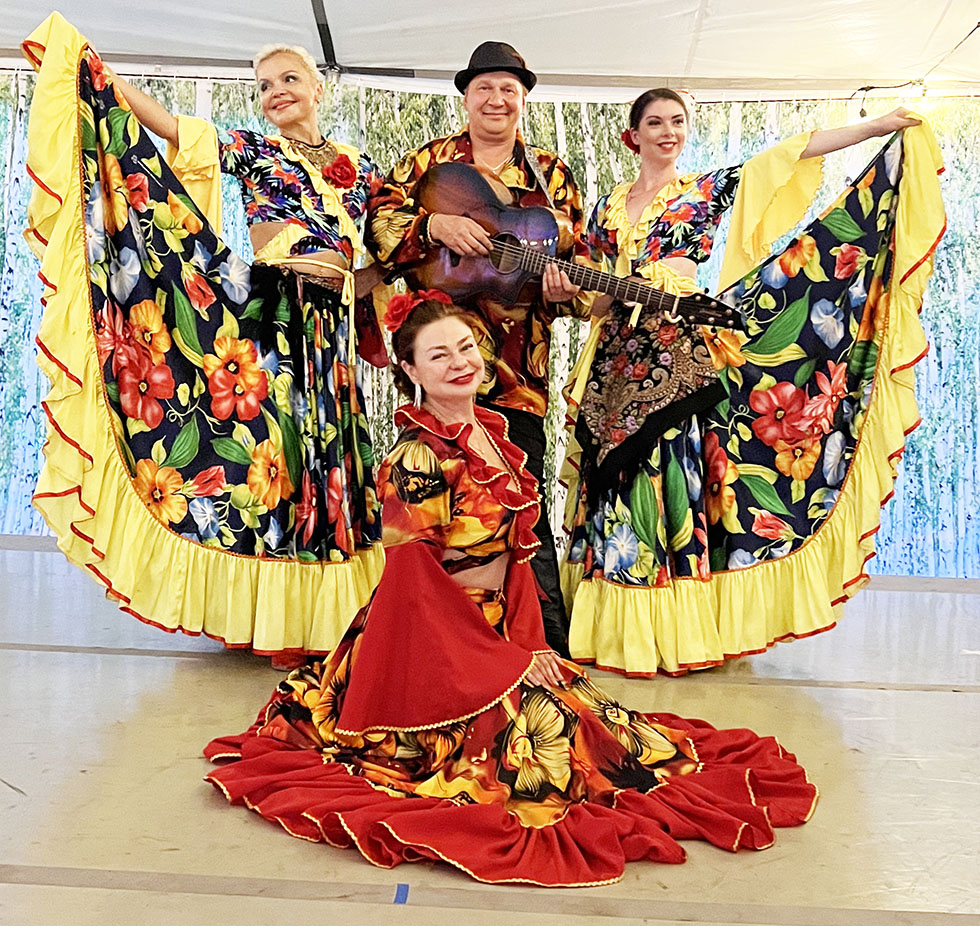 Ensemble Barynya in Ohio, Russian dancers in Cincinnati, dancer Tara Kuhl, dancer/singer Valentina Kvasova, balalaika virtuoso Elina Karokhina, artistic director, garmoshka virtuoso guitar player singer Mikhail Smirnov, St. George Festival Loveland Ohio, St. George Russian Orthodox Church 118 N Lebanon Rd Loveland, OH 45140