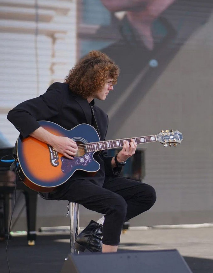 Guitar virtuoso Fedor Zhuravlev Ensemble Barynya New York Гитарист Фёдор Журавлев ансамбль Барыня Нью-Йорк